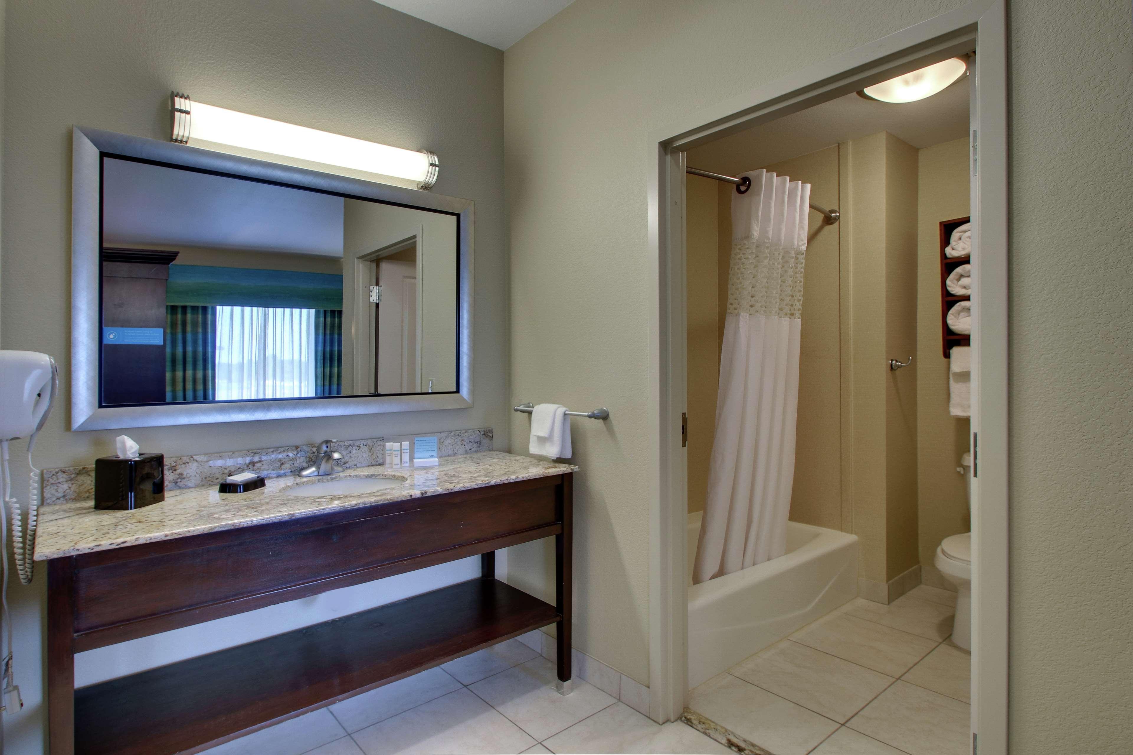 Hampton Inn Vernon Екстер'єр фото
