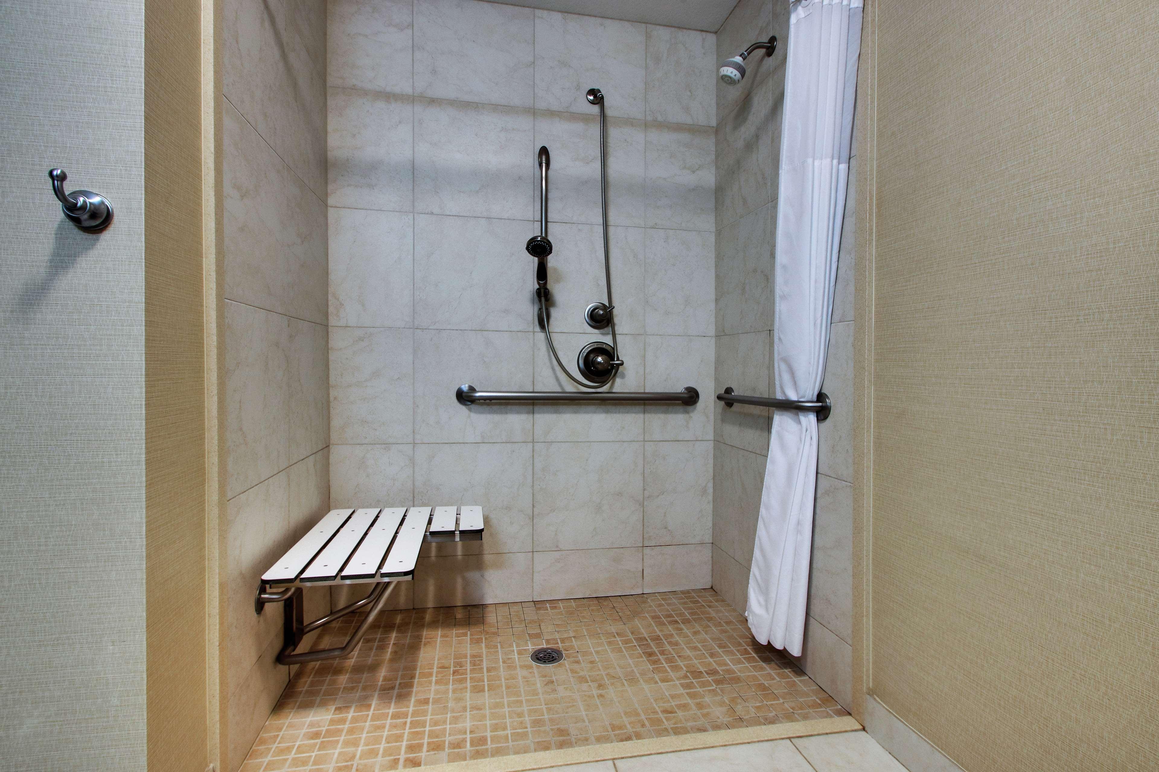 Hampton Inn Vernon Екстер'єр фото